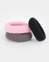 Set de tres gomitas de pelo elásticas de toalla, una color rosa, una color gris y una color negro.