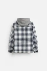 Sobrecamisa relaxed fit de algodón a cuadros azul marino y blanco, con capucha gris combinada a contraste, manga larga con puños abotonados, bolsillos plastrón en el pecho, bolsillos laterales en la cadera y cierre frontal con botones.