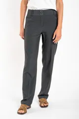 Pantalón de vestir gris oscuro, de corte skinny, con bolsillos laterales y traseros. Se cierra con dos botones y cremallera.