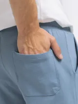 Short gris de felpa French Terry con cintura elastizada y cordón ajustable.