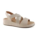 Sandalias bajas color beige, con plataforma y tiras elásticas cruzadas en el empeine.