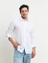 Camisa blanca de manga larga, cuello button-down y corte clásico. Fabricada en tejido de lino y algodón.