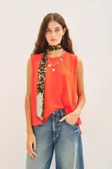 Musculosa blanca de algodón con cuello redondo y sisas amplias.