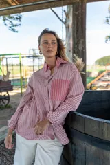 Camisa oversize de lino a rayas verticales rojas y blancas, con bolsillo de parche en el pecho y botones al tono.