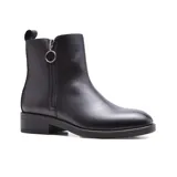 Bota corta de cuero negro, con cierre lateral y taco bajo.