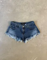Short de jean azul con terminación desflecada.