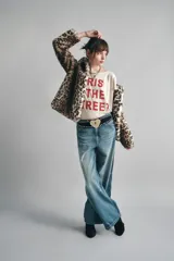 Remera color crudo de algodón con estampa central con foil con la frase "Paris in the street".