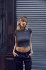 Remera corta gris de morley, ajustada al cuerpo y con efecto desgastado.