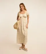 Vestido midi color crema con estampado floral liberty, escote en V, mangas cortas con lazo, y lastex en la espalda.