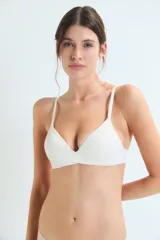 Soutien de taza soft sin aro, color negro, con tirantes finos ajustables y elástico con logo en el contorno inferior.