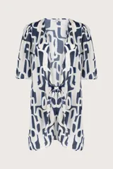 Vestido corto de playa con estampado abstracto en blanco y azul, con escote en V y mangas cortas abullonadas.