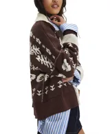 Cárdigan de tejido de punto grueso, color marrón oscuro con estampado jacquard en blanco de motivos florales y náuticos. Presenta cuello camisero y cierre frontal de botones.