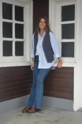 Pantalón de jean de corte acampanado con abertura en el ruedo.