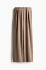 Pantalón sastre color marrón claro, de tiro alto, con cintura elástica, pinzas frontales, hebilla decorativa y corte palazzo.