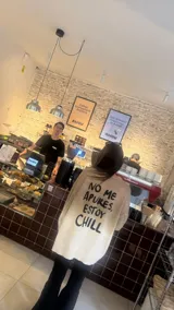 Buzo de tejido de punto color beige claro, de corte holgado y cuello redondo. Presenta un estampado grande en la espalda con texto en negro: "NO ME APURES, ESTOY CHILL".