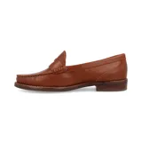 Mocasín de cuero color beige con suela marrón.