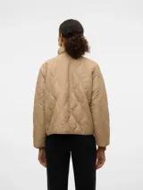 Campera color beige con diseño acolchado, cuello alto, cierre frontal con cremallera, dos bolsillos delanteros con solapa y puños acanalados.