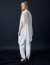 Kimono negro de gasa con apliques de brillos, marca Jessica Mc Clintock.