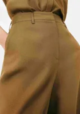 Pantalón de vestir color marrón, de corte recto y tiro alto, con bolsillos laterales y presillas para cinturón.