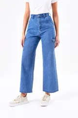Pantalón jean celeste de corte wide leg con bolsillos cargo laterales.
