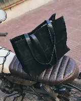 Bolso negro tipo shopper de cuero gamuzado, con doble asa corta de cuero liso.