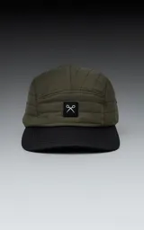 Gorra de cinco paneles color verde militar con visera negra y logo bordado en el frente.