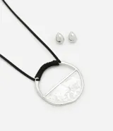 Conjunto de collar con cordón negro, colgante geométrico plateado y caravanas botón plateadas.