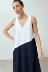 Maxi vestido bicolor, blanco en la parte superior y azul marino en la falda, sin mangas y con escote en V.