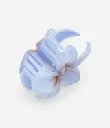 Pinza para el pelo con forma de flor de jasmin color celeste y centro marrón. Accesorio para el pelo de plástico con cierre de pinza.