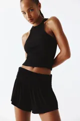 Short negro de viscosa con cintura ancha fruncida y drapeado lateral.