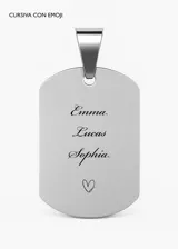 Dije de acero quirúrgico rectangular con bordes redondeados y gancho metálico. Incluye grabado personalizado de nombres en tipografía cursiva.