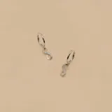 Par de caravanas colgantes de plata 925 con forma de aro y dije de infinito con circonias.