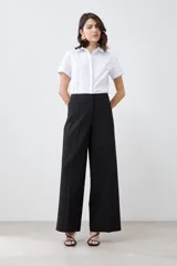 Pantalón sastrero negro de corte wide leg.