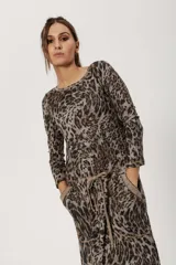 Vestido largo de corte recto con estampado animal print en tonos acero y tostado, cuello redondo y mangas largas. Incluye cinturón de soga.