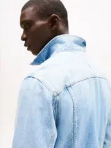 Campera de jean celeste claro, corte recto, con cuello inglés, cierre de botones, dos bolsillos tipo sobre abotonados en el pecho, dos bolsillos laterales abiertos, bolsillo interior abierto y puños con botón.