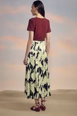 Falda midi acampanada con estampado abstracto en blanco y negro.