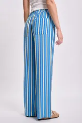 Pantalón de viscosa con rayas verticales en tonos de azul y amarillo.