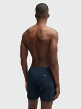 Shorts de baño azul marino con cintura elástica ajustable con cordón.