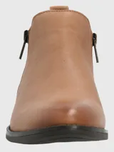 Bota corta color marrón de cuero, con cierre lateral, taco cuadrado y punta fina.