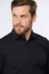 Camisa blanca entallada de vestir, de manga larga y cuello clásico.