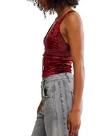 Top corto de terciopelo color rojo oscuro, con escote en V profundo y tirantes anchos. Presenta una banda de encaje floral en el bajo busto.