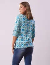 Blusa de algodón estampado, marca Ruby Rd. Escote en V cruzado y mangas 3/4.