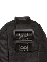Bolso bandolera unisex CAT Explorer, color negro, con logo reflectante y detalles de cordones. Cuenta con compartimento principal con bolsillo interior, bolsillo delantero con cordón para llavero y correa ajustable para el hombro.