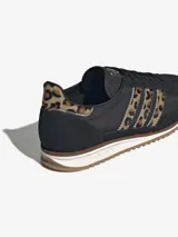Zapatillas Adidas SL 72 OG negras con detalles en animal print y suela de goma marrón. Exterior de piel y nylon con detalles de pelo de poni. Mediasuela original del 72.