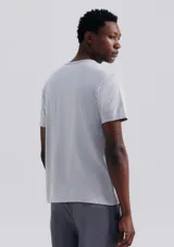 Remera azul marino de corte slim y mangas cortas.