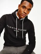 Hoodie negro de Tommy Hilfiger con logo de la marca estampado en el pecho.