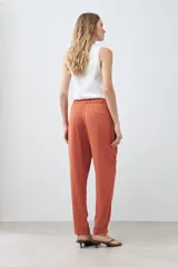 Pantalón de lyocell color ladrillo, con cintura elástica y cordón ajustable.