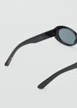 Gafas de sol con montura de pasta negra y diseño ovalado. Cuentan con cristales con protección UV total y filtro de categoría 3.