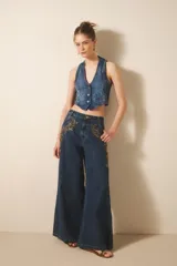 Pantalón oxford de denim azul con bordado de mostacillas y lentejuelas.