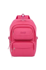 Mochila escolar color rosa fuerte, con múltiples compartimentos frontales con cierre y tirantes ajustables. Presenta un parche bordado con la palabra "trendy" en el bolsillo superior.